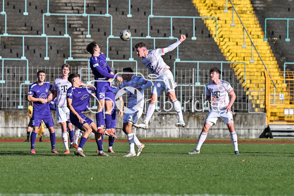 TSV Schwaben Augsburg - FC Bayern Amateure | AUGSBURG, GERMANY - 29. NOVEMBER: Kopfball David HEINDL (FC Bayern München II 4) beim Ligaspiel zwischen dem TSV Schwaben Augsburg und den Amateuren des FC Bayern am 20. Spieltag der Regionalliga Bayern im Rosenaustadion