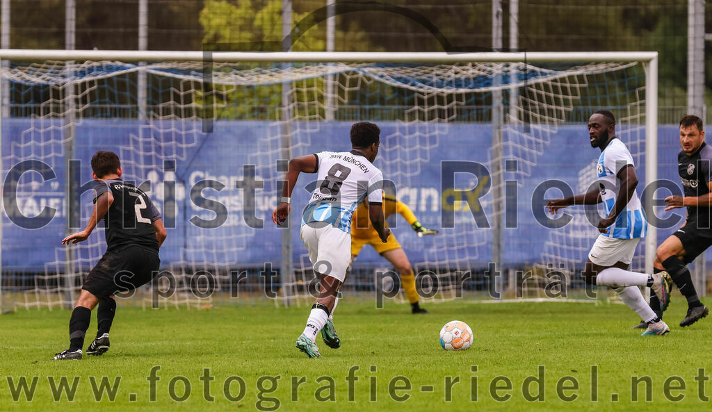 2023-08-05_131_FC_Langengeisling_gegen_SVN_Muenchen | Erding, Deutschland, 05.08.2023:
Fußball, Bezirksliga Oberbayern Ost 2023 / 2024, 2. Spieltag, FC Langengeisling gegen SVN München, Endergebnis: 1:3

Lucas Seeholzer (FC Langengeisling, #2), Dylan Tougan (SVN München, #8), Rachid Teouri (SVN München, #9)

Foto: Christian Riedel / fotografie-riedel.net