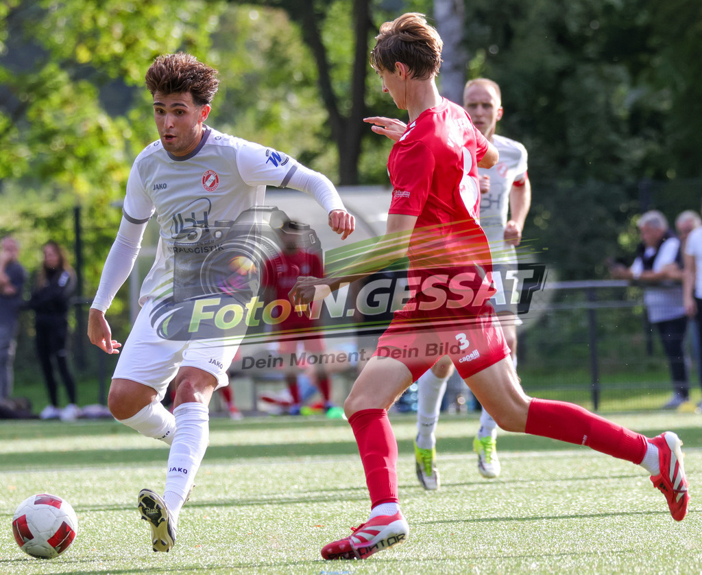 FC RW Kirchlengern - VfL Theesen | Auf dem Bild zu sehen: Grau FC RW Kirchlengern: Altan Dincdemir ; Rot VfL Theesen: Eric Jesper Darlath FC RW Kirchlengern, VfL Theesen, Saison 26/27, Westfalenliga, Kirchlengern, Deutschland - Realisiert mit Pictrs.com