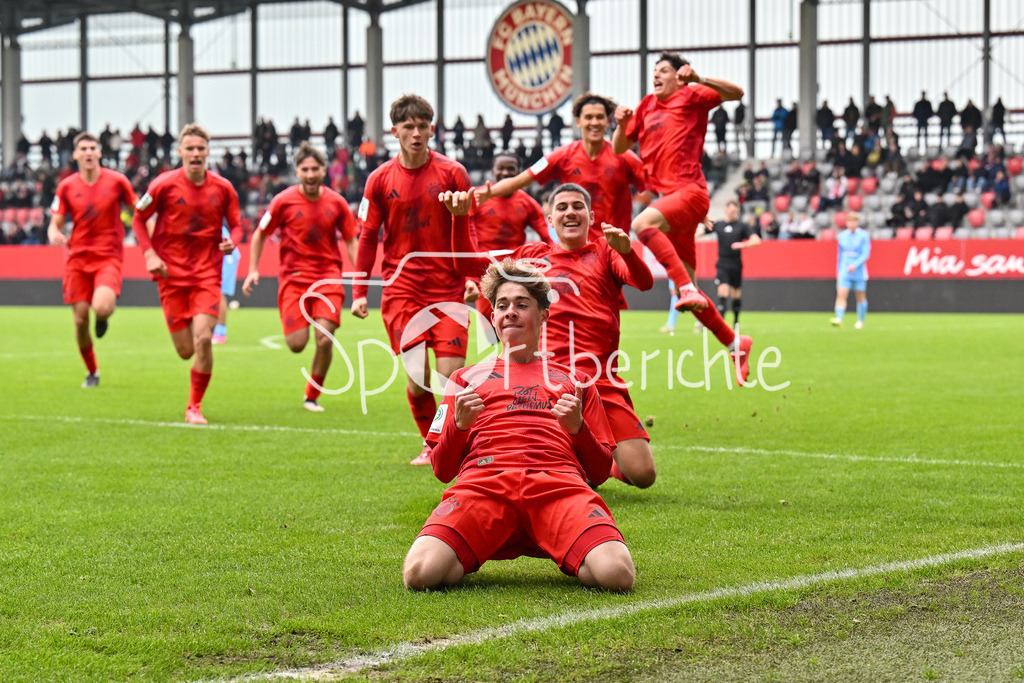 FC Bayern München U19 - TSV 1860 München U19 | Grenzenloser Jubel nach dem Treffer zum 2-1 fuer den FC BAyern durch Maximilian SCHUHBAUER (FC Bayern U19 #14) / Tor / Torschuetze / Freude / Happy / U19 DFB Nachwuchsliga: FC Bayern Muenchen U19 - TSV 1860 Muenchen U19, FC Bayern Campus am 02.11.2024