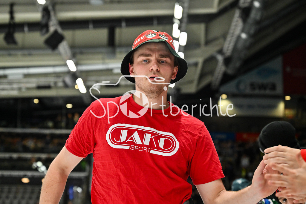 Augsburger Panther - Schwenninger Wild Wings | AUGSBURG, GERMANY - 02. JANUARY: das Team der Panther feiert zusammen mit den Fans den wichtigen Heimsieg gegen die Wild Wings nach dem Match zwischen den Augsburger Panthern und den Schwenninger Wild Wings am 35. Spieltag der Penny DEL im Curt Frenzel Stadion / Alexander BLANK (Augsburger Panther 26)