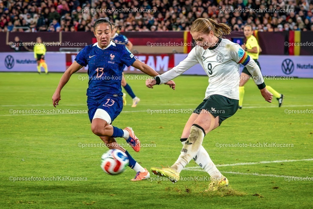 xKKUx24102501098 | 24.10.2025, xkkux, Fußball, UEFA Women s Nations League Halbfinale, Saison 2025/2026, Länderspiel Hinspiel in der MERKUR SPIEL-ARENA Düsseldorf, Selma Bacha (FRA #13) Sjoeke Nüsken (GER #09) 