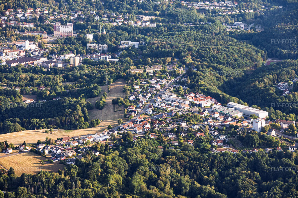 Luftbild: Lemberger Straße im Ortsteil Ruhbank in Pirmasens im Bundesland Rheinland-Pfalz in Deutschland. – Foto: IMG_158844.jpg vom 15.08.2026 durch Werner Riehm/FLY-FOTO.de – Auflösung des Originals: 6000 x 4000 px