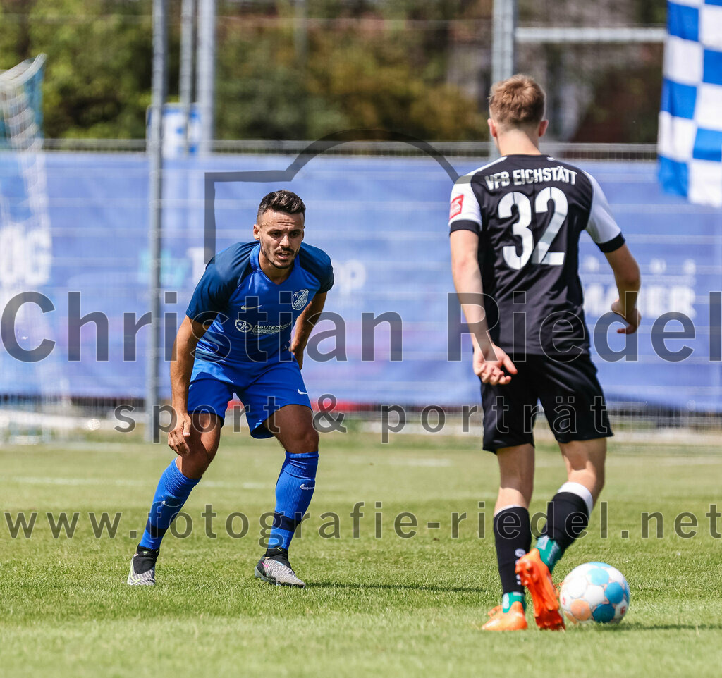 2023-07-22_078_FC_Langengeisling_gegen_VfB_Eichstaett_II | Erding, Deutschland, 22.07.2023:
Fußball, Bezirksliga Oberbayern Ost 2023 / 2024, Testspiel, FC Langengeisling gegen VfB Eichstätt II, Endergebnis: 3:2

Maximilian Hintermaier (FC Langengeisling, #13), Siegfried Kübler (VFB Eichstätt, #32)

Foto: Christian Riedel / fotografie-riedel.net