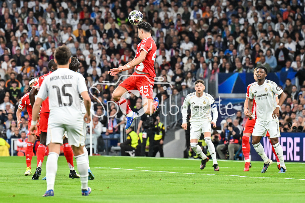 Real Madrid - FC Bayern München | MADRID, SPAIN - 07. APRIL: header by Aleksandar PAVLOVIC (FC Bayern Munich 45) during the UEFA Champions League match between Real Madrid vs. FC Bayern Munich on Quarterfinal first leg at Estadio Santiago Bernabeu