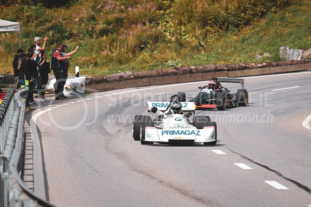 21. Arosa ClassicCar 2025 - 7. =September= 2025 | Roger Moser aus Arosa (SUI) in einem Martini MK28 BMW Formel 2 aus dem Jahre 1983 mit Startnummer 402 am Arosa ClassicCar 2025 in der Kategorie Competition Formula..@arosaclassiccar, @arosa.official, #arosaclassiccar, #arosa, #76curves, #classiccarBild: Sportfotografie Markus Aeschimann | www.markus-aeschimann.ch - Realisiert mit Pictrs.com