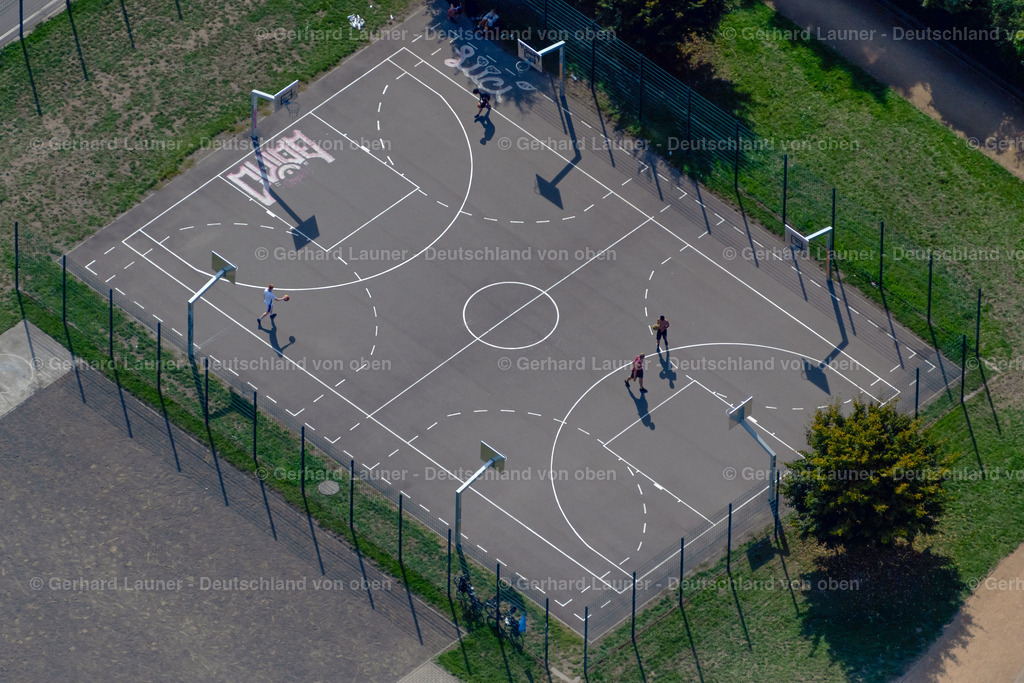 4041062 | LEIPZIG 15.09.2020 Spielfläche des Basketball- Sportplatzes an der Max-Metzger-Straße im Ortsteil Gohlis in Leipzig im Bundesland Sachsen, Deutschland. // Basketball court playing area on Max-Metzger-Strasse in the district Gohlis in Leipzig in the state Saxony, Germany. Foto: Gerhard Launer