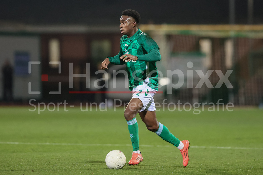 Fussball, Regionalliga Nord, SV Werder Bremen II - TSV Havelse | v.li.: David Igboanugo (SV Werder Bremen II, 2) am Ball, Freisteller, Einzelbild, Ganzkörper, Aktion, Action, Spielszene