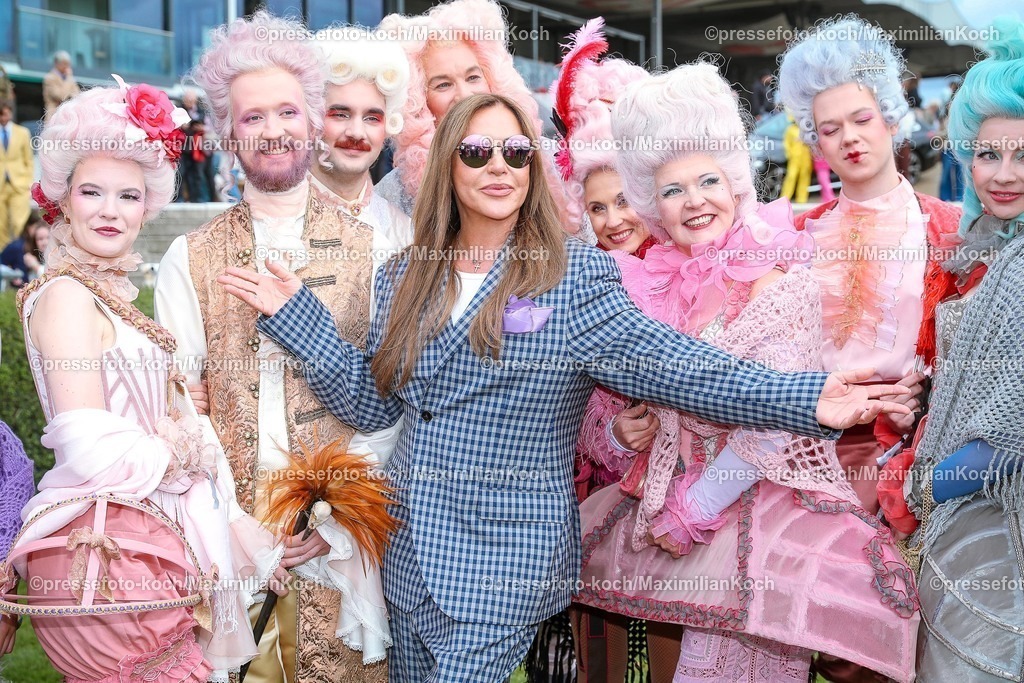 HanPromi24082500029 | 2025.08.24, Promis beim Audi-Ascot-Renntag auf der Galopprennbahn Neue Bult in Hannover. Die Gäste genießen die elegante Atmosphäre beim Pferderennen. Simone Thomalla (Schauspielerin) zwischen den Darstellern der Staatsoper Hannover