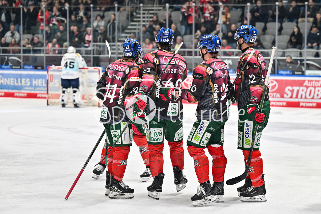 Augsburger Panther - Dresdner Eislöwen | AUGSBURG, DEUTSCHLAND - 06. MÄRZ: Jubel der Augsburger nach dem Treffer zum 2-2 durch Thomas SCHEMITSCH (Augsburger Panther 62) / Tor / Torschuetze / Freude / Happy / während dem Match zwischen den Augsburger Panthern und den Dresdner Eislöwen am 49. Spieltag der Penny DEL im Curt Frenzel Stadion
