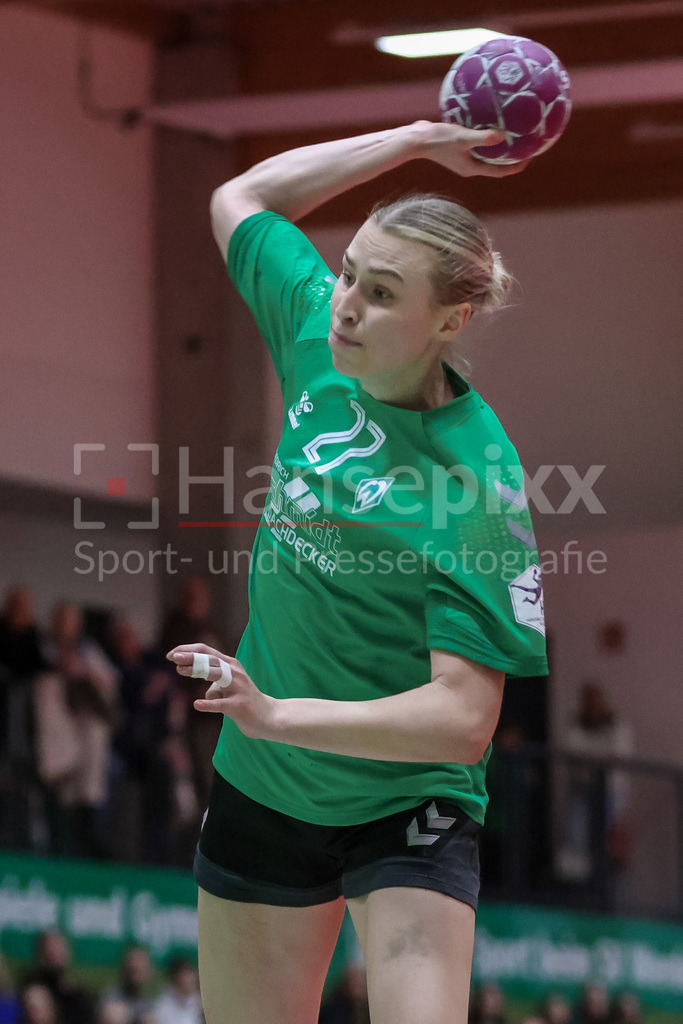 Handball, 2. Bundesliga Frauen, SV Werder Bremen - 1. FSV Mainz 05 | v.li.: Emma Ruwe (SV Werder Bremen, 27) beim Wurf, am Ball, Spielszene, Aktion, Action