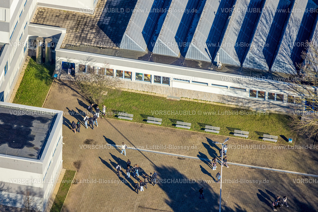 Muelheim230201326 | Luftbild, Gustav-Heinemann-Gesamtschule, Schüler auf dem Schulhof, Altstadt II - Nordost, Mülheim an der Ruhr, Ruhrgebiet, Nordrhein-Westfalen, Deutschland