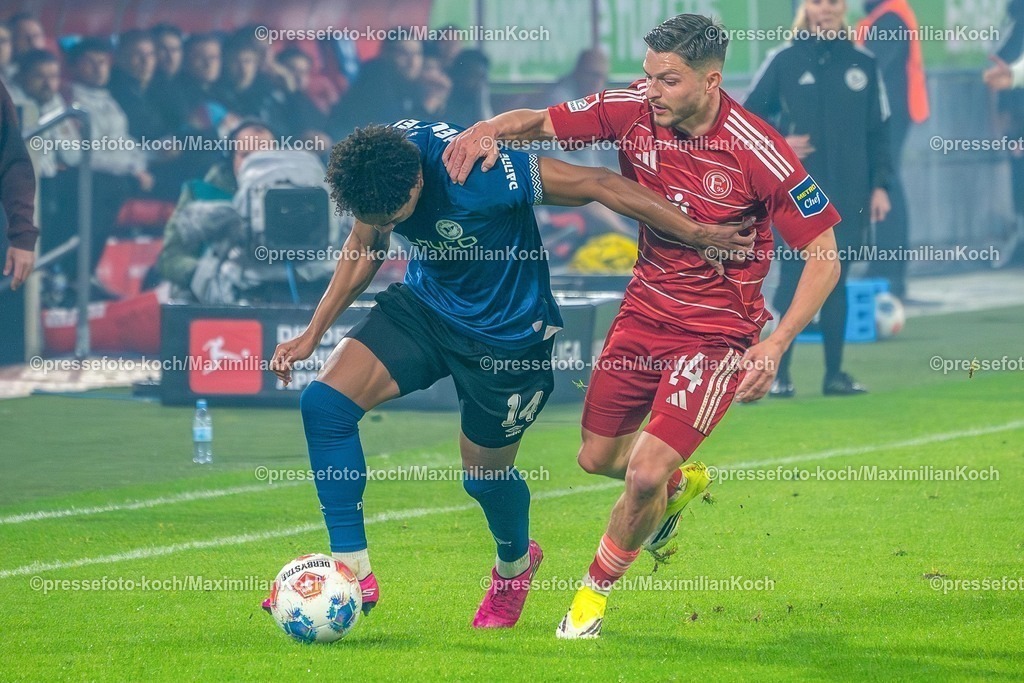 xKKUx16012601010 | 16.01.2026, xkkux, Fußball, Fortuna Düsseldorf - Arminia Bielefeld, 2. Fußball Bundesliga, Merkur Spiel-Arena, Saison 2025 2026: Monju Momuluh (Arminia Bielefeld #14) im Zweikampf gegen  Florent Muslija (Fortuna Düsseldorf #24)  DFB regulations prohibit any use of photographs as image sequences and or quasi-video.