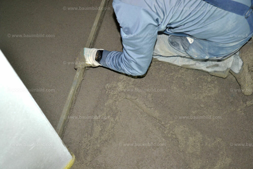 bib-lg19-fussbodenaufbau-0159 | Nach LV-Leistungsgruppen sortierte Detailfotos über den Bau eines Hauses. Alle Hausbau-Bilder direkt vom Urheber und Autor der Website Haus-Selber-Bauen.com