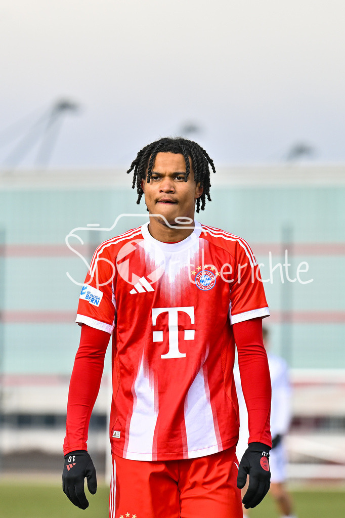 FC Bayern Amateure - FC Viktoria Pilsen U23 | MUNICH, GERMANY - 03. FEBRUARY: im Bild Julien YANDA (FC Bayern München II 3) / Einzelfoto / Freisteller während dem Testspiel zwischen den Amateuren des FC Bayern und dem FC Viktoria Pilsen B am FC Bayern Campus
