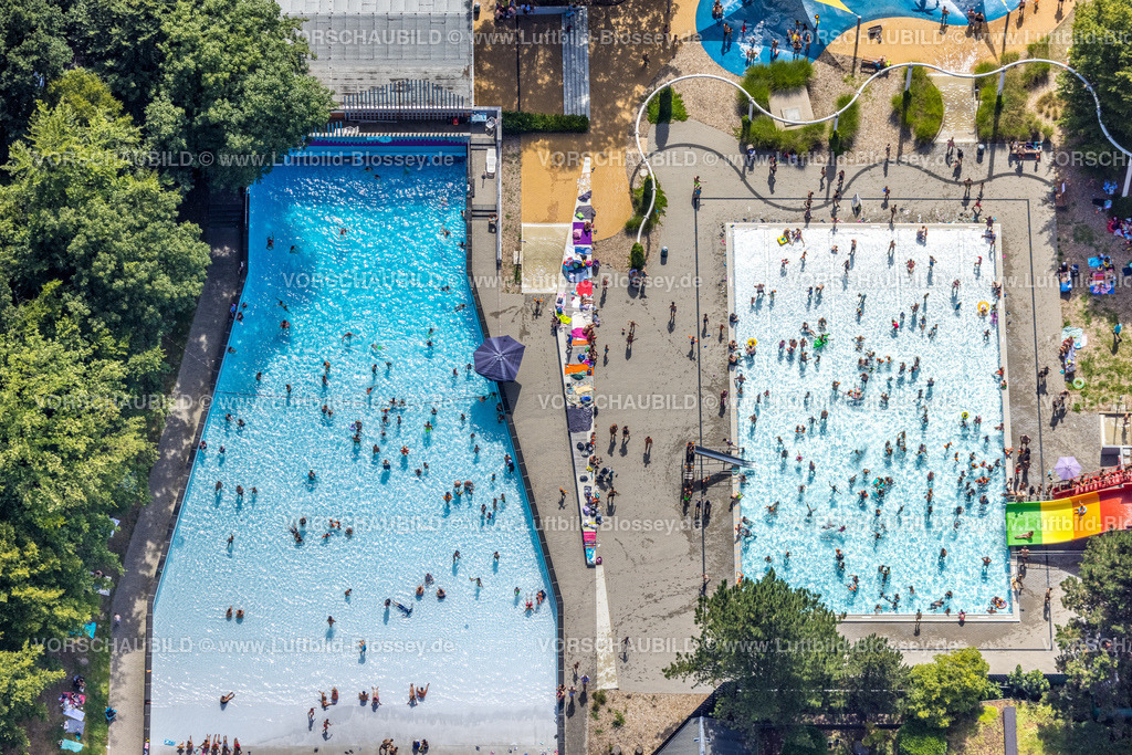 Oberhausen220800480 | Luftbild, Revierpark Vonderort, Vonderort Freibad, Schwimmbad und Badegäste, Liegewiese, regenbogenfarbige Wasserrutsche, Osterfeld, Oberhausen, Ruhrgebiet, Nordrhein-Westfalen, Deutschland