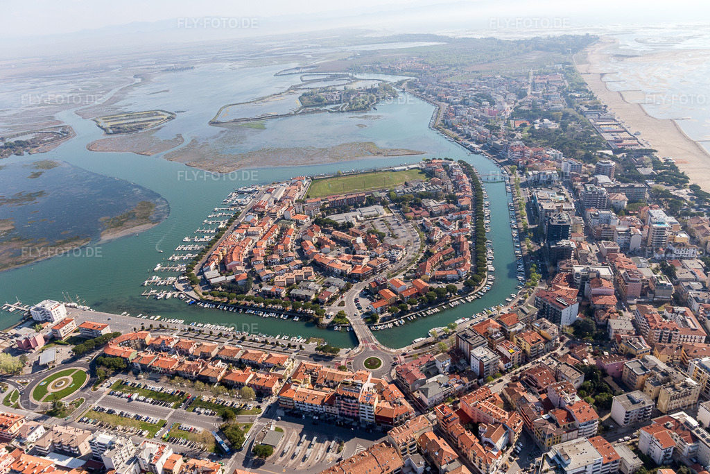 Luftbild: Ortsansicht in Grado im Bundesland Gorizia in Italien. Foto: IMG_098081.jpg vom 03.04.2017 durch Werner Riehm/FLY-FOTO.de