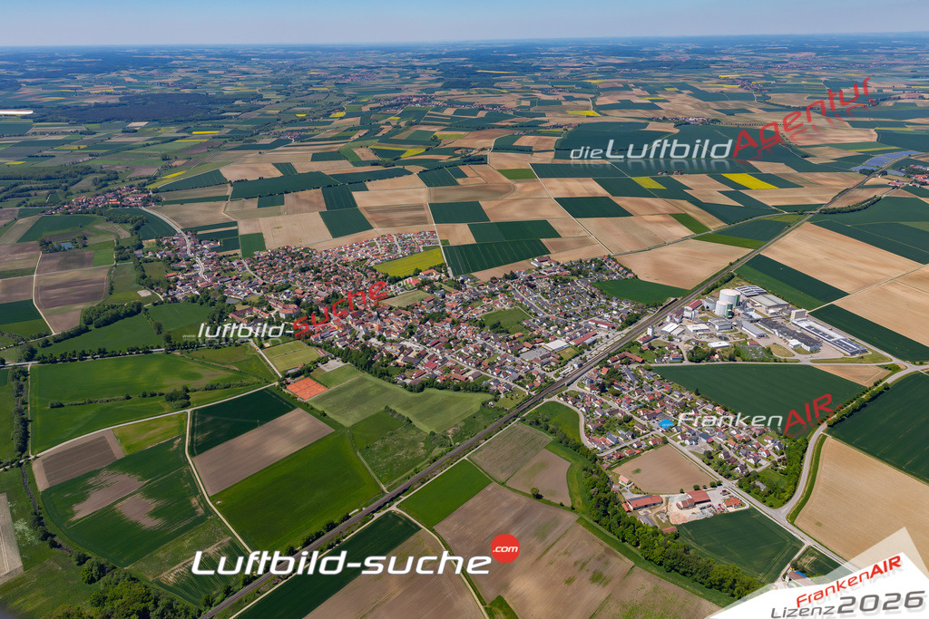Das Luftbild der Stadt Sünching wurde 2021 vom Flugzeug heraus erstellt (keine Drohne) Aufnahmehöhe ca.450 Meter- hohe Bildauflösung und Druck-Qualität garantiert!