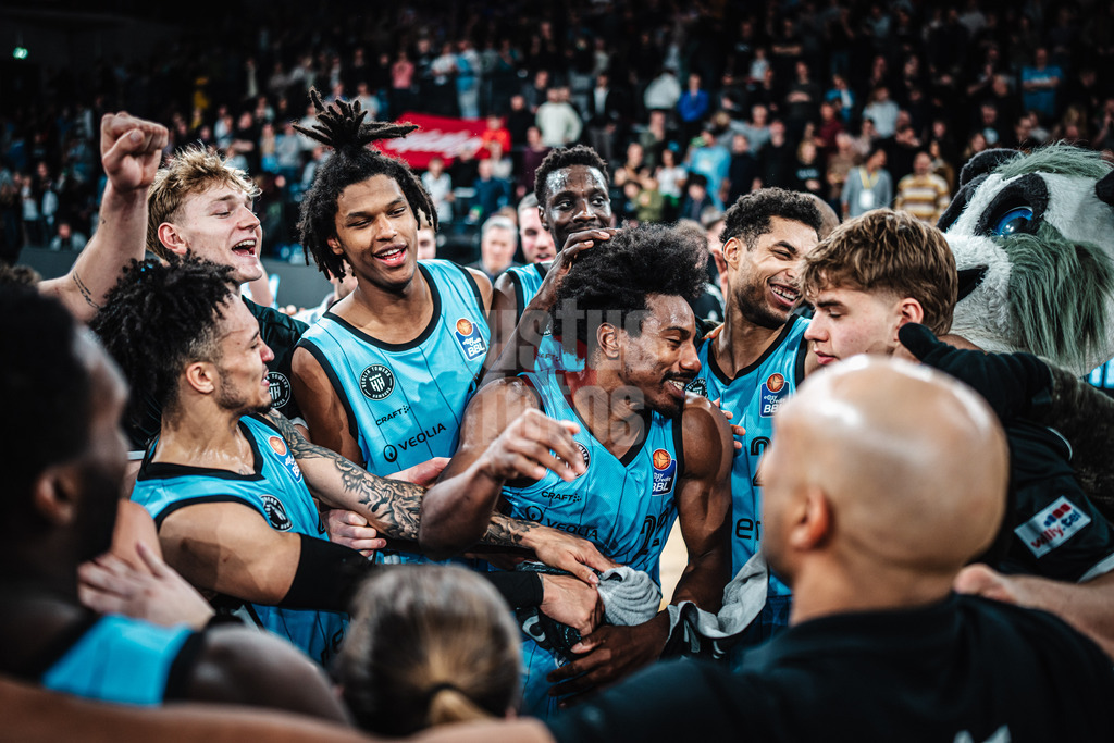 Basketball | Männer | Saison 2024/2025 | easyCredit Basketball Bundesliga | 16. Spieltag | Veolia Towers Hamburg vs. Telekom Baskets Bonn | 10.01.2025 | Jubeltraube nach dem Spiel in der Mitte Jonathan Stove (#22, Veolia Towers Hamburg)