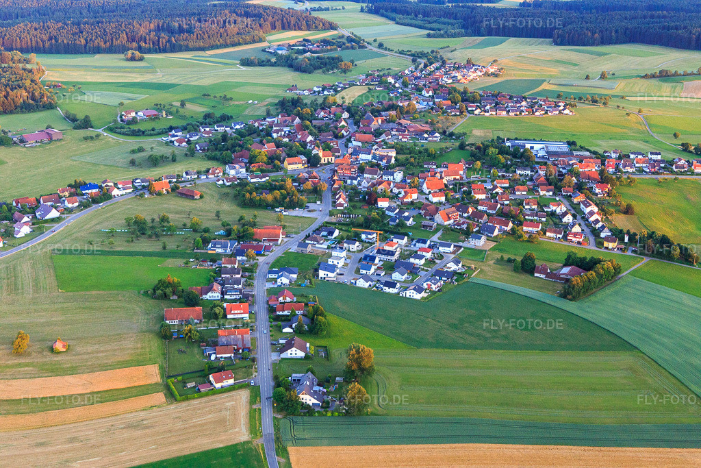 Luftbild: Dorfübersicht aus Norden im Ortsteil Beffendorf in Oberndorf im Bundesland Baden-Württemberg in Deutschland. Foto: IMG_149127.jpg vom 28.06.2025 durch Werner Riehm/FLY-FOTO.de