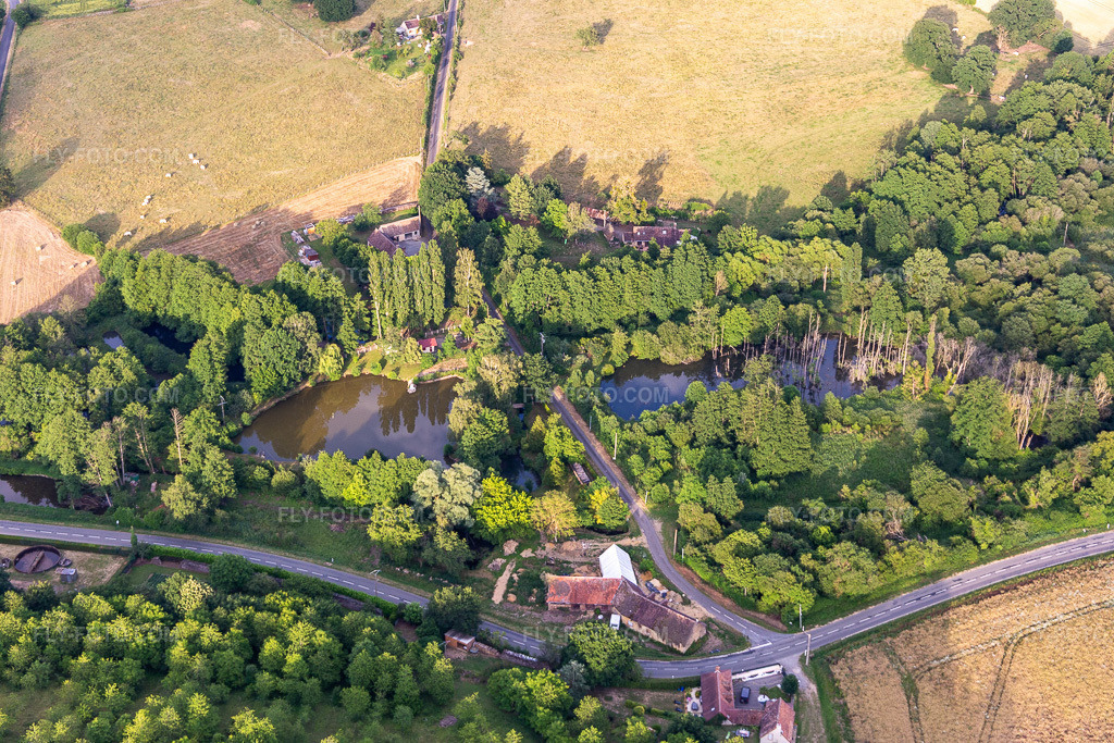 Aerial view: La Cave in Bouloire in the state Sarthe, France. – Photo: IMG_132429.jpg taken on 06/14/2022 by Werner Riehm/FLY-FOTO.com – Resolution of the original: 5472 x 3648 px