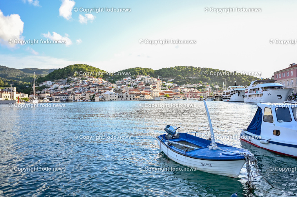 Kroatien_ Pucisca_ Brac_ 06.08.2023-19 | 06.08.2023, Kroatien, HRV, Brač, Insel in Dalmatien, Pucisca im Bild Hafen, Boote, Schiffe, Meer, Adria



Pučišća ist eine Gemeinde und ein Ort auf der Insel Brač in der Gespanschaft Split-Dalmatien in Kroatien. Der Ort ist vor allem für seinen weißen Kalkstein aus den lokalen Steinbrüchen und für seine Steinmetzkunst bekannt. 