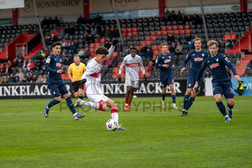 VfB Stuttgart II vs. TSG Hoffenheim II, Fussball, 3. Liga, 26. Spieltag, 15.03.2026 | Noah Darvich (VfB Stuttgart II, #31),VfB Stuttgart II vs. TSG Hoffenheim II, Fussball, 3. Liga, 26. Spieltag, 15.03.2026Foto: photosbyphips/Philip Ziegler