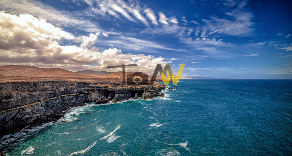 Panorama Blick auf die schroffe Küste von Ajuy-Fuerteventura | Wunderschöner Ausblick auf die Westküste von Ajuy und deren Höhlensystem. Die Höhlen kann man von Ajuy aus teilweise besuchen. Durch die Winde gibt es dort öfter mal sehr schöne Brandungswellen zu sehen.Falls es windstill ist , wird man auch mit einem klaren Ausblick und einem weiten Horizont belohnt. - Realisiert mit Pictrs.com