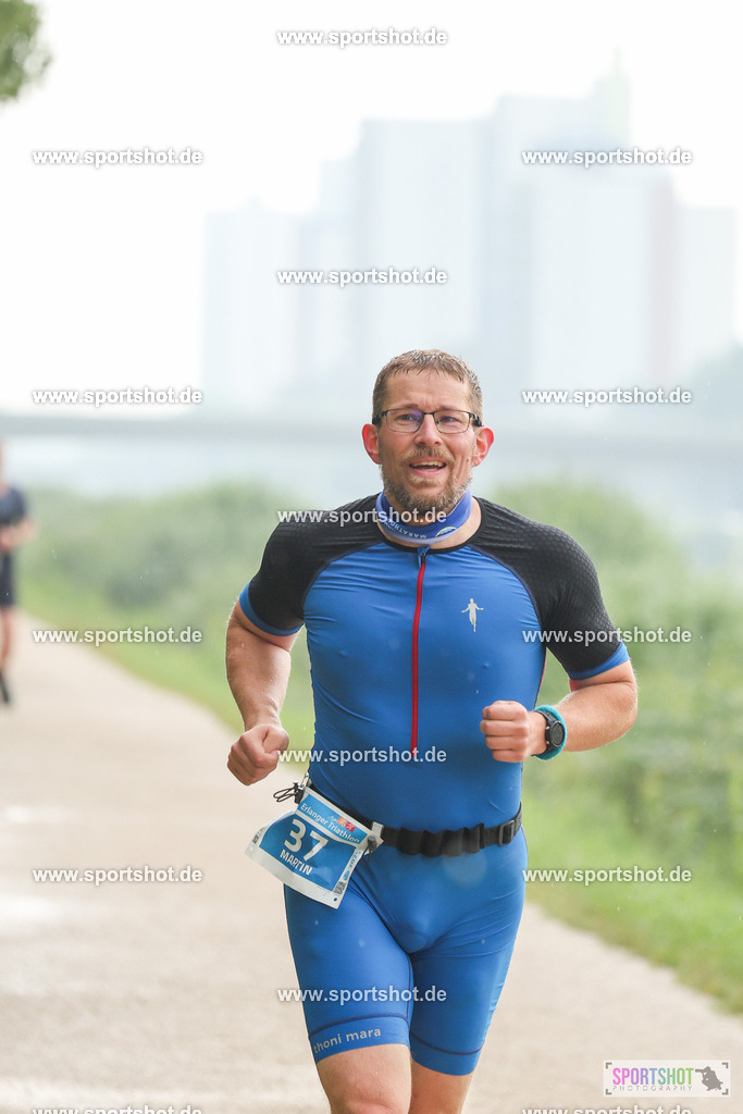 LUR_1168 | 34. M-net Erlanger Triathlon 2025 #erlangertriathlon  #mnettriathlon2025 #mnettriathlon #team #olympischedistanz #mitteldistanz #triathlon #maindonaukanal  #erlangertriathlon2025 #yourpictrs #tv1848 #tv1848erlangen  #triathlonbayern #sportinerlangen #demsportverbunden #sportshot_your_pictrs Copyright: www.sportshot.de