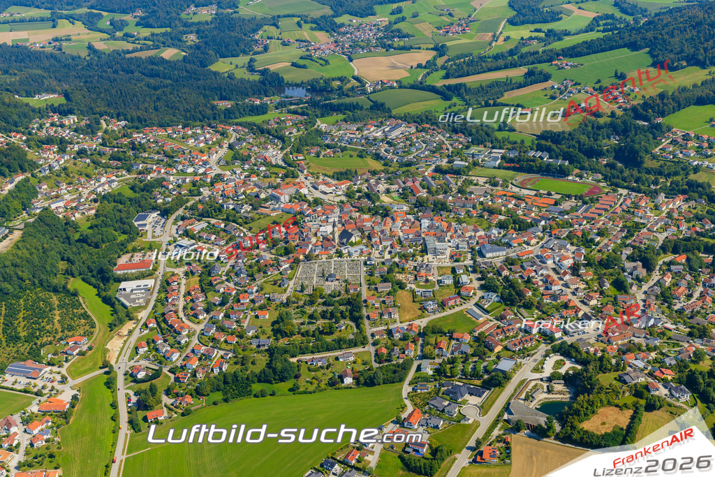 Luftaufnahme von Hauzenberg - Die Luftaufnahme wurde 2025 vom UL-Flugzeug heraus erstellt ( keine Drohne ) - Hochauflösende Luftaufnahme - für professionelle Ausdrucke geeignet. Die Geschenkidee !Mit Lizenz und Bildrechte bestellbar
