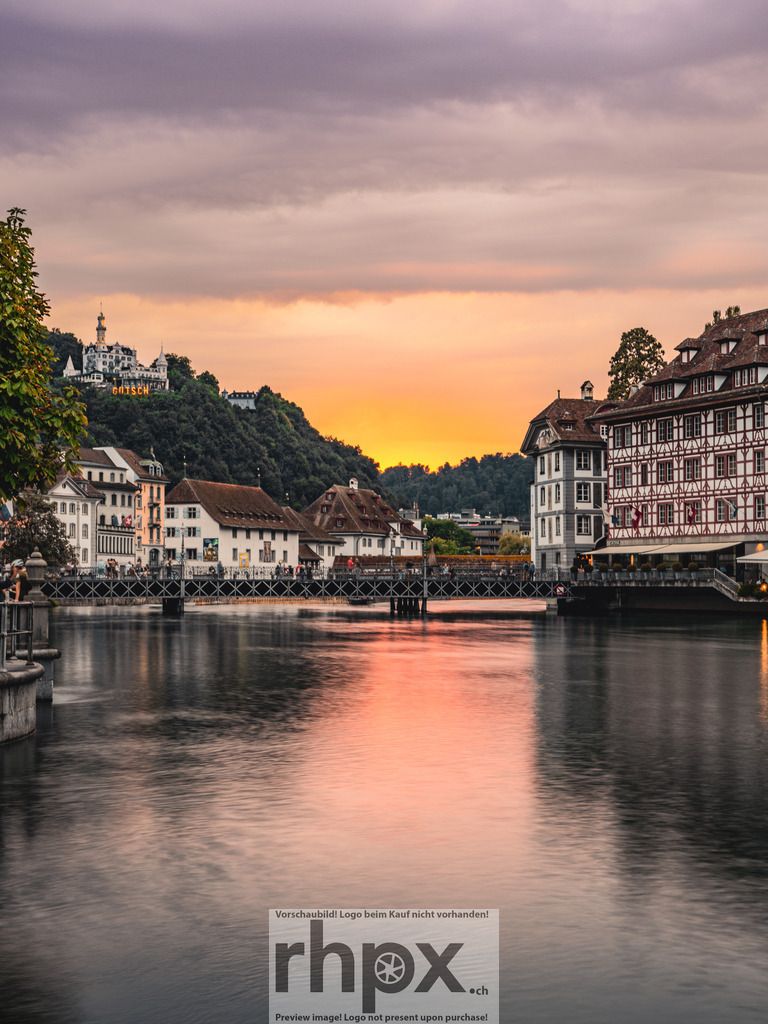 Abendstimmung an der Reuss | Fluss. Abendrot. Ruhe.
Die Reuss fliesst ruhig an den prachtvollen Fassaden der Luzerner Altstadt vorbei. Im sanften Abendlicht thront das Château Gütsch im Hintergrund über dem Wasser und schafft eine Atmosphäre von zeitloser Beständigkeit.
Wähle unter "Produktauswahl" dein Wunschformat: Vom klassischen Wandbild über Puzzle &amp; Tassen bis zum digitalen Download (z.B. als Handy-Hintergrund).

 - Realisiert mit Pictrs.com