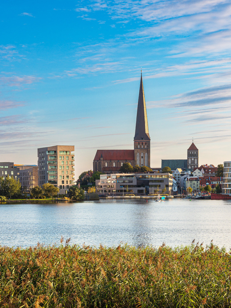 Blick über die Warnow auf die Hansestadt Rostock | Blick über die Warnow auf die Hansestadt Rostock.