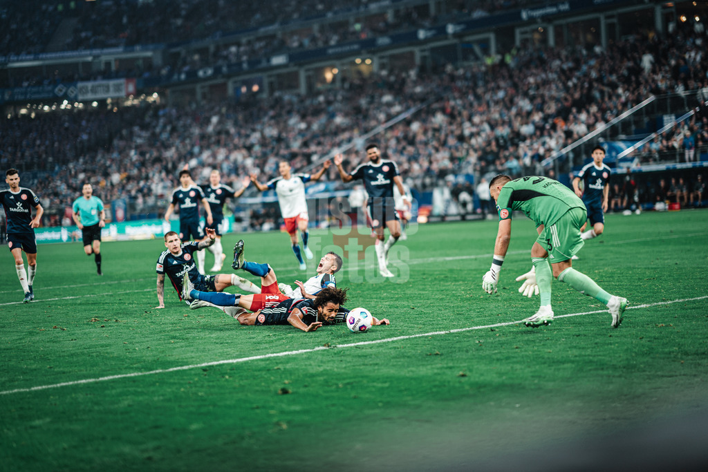 Fußball | Männer | Saison 2023/2024 | 2. Fußball-Bundesliga | Hamburger SV vs. Fortuna Düsseldorf | 29.09.2023 | Laszlo Benes (#8, HSV) wird von Emmanuel Iyoha (#19, Fortuna Düsseldorf) zu Fall gebracht per Foul es gibt Elfmeter