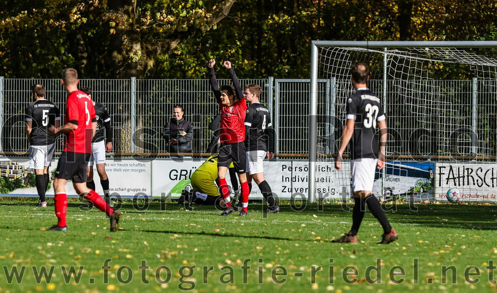 2023-11-05_027_FC_Herzogstadt_gegen_TuS_Oberding | Erding, Deutschland, 05.11.2023:
Fußball, Kreisklasse 2023 / 2024, 14. Spieltag, FC Herzogstadt gegen TuS Oberding, Endergebnis: 4:5

Jubel nach dem 0:1 durch Sebastian Stemmer (TuS Oberding, #7), Tobias Götze (TuS Oberding, #32), Martin Ferlisch (FC Herzogstadt, #4)

Foto: Christian Riedel / fotografie-riedel.net