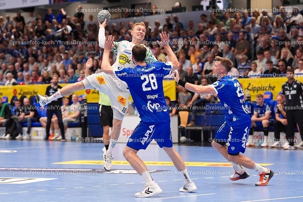 xydrx29082501167 | 29.08.2025, xydrx, Handball, 1.HBL, TBV Lemgo Lippe - SC Magdeburg, PHOENIX Contact-Arena: Gisli Kristjansson (SC Magdeburg #10) im Zweikampf gegen Hendrik Wagner (TBV Lemgo Lippe #28)