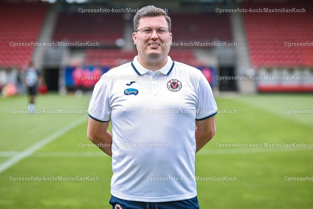 FCVK17072501097 | Halil Özcelik (Teammanager); FC Viktoria Köln 1904; 3.Liga, Porträttermin, 2025/2026, 17.07.2025