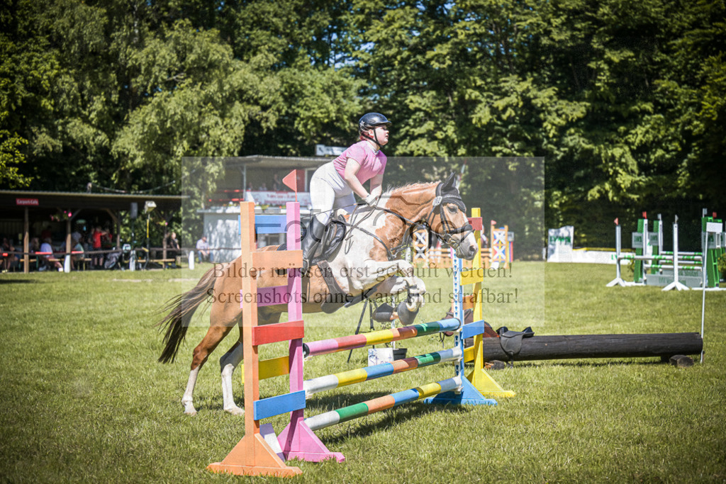 DOS_3388 | Entdecke hochwertige Reitturnierfotos von Foto Oger. Professionell, emotional und authentisch – jetzt Lieblingsmomente im Shop bestellen.Deutschlandweite Turnierfotografie. - Realisiert mit Pictrs.com