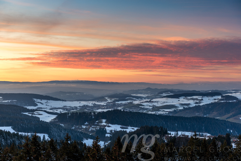 winter sunset in the Bernese Alps | Die ideale Geschenkidee für Naturliebhaber. Naturbilder von Marcel Gross Photography für ihr Zuhause in den verschiedensten Formaten und Materialien. - Realisiert mit Pictrs.com