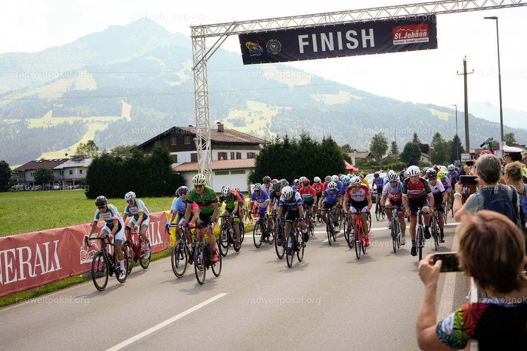 499_20230817_Bewerb_Maenner_Muehlanger | AUT - OESTERREICH, 2023-08-16: SPORT RENNRAD-FAHREN - 55. INTERNATIONALER RADWELTPOKAL IN ST. JOHANN IN TIROL  - Vintage-Radrennen mit WM-Bronze-Medaillen-Siegerin Christina Schweinberger, den Teilnehmer und Alexander Baumann (vom Orginastions-Team) - TAG 2 BEWERB MAENNER IN SECHS GRUPPEN  ; Foto: Roland Muehlanger