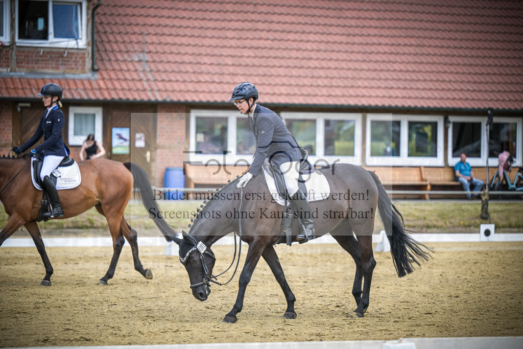 DOS_2067 | Entdecke hochwertige Reitturnierfotos von Foto Oger. Professionell, emotional und authentisch – jetzt Lieblingsmomente im Shop bestellen.Deutschlandweite Turnierfotografie. - Realisiert mit Pictrs.com