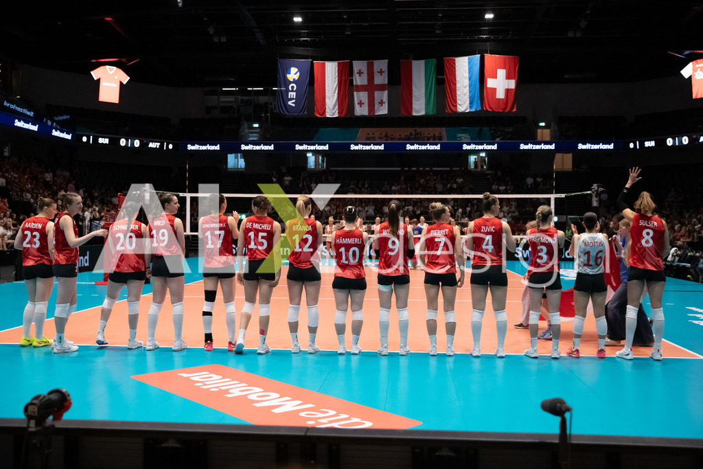 Austria v Switzerland - CEV European League Women | KRIENS, SWITZERLAND - JUNE 14: Team of Switzerland before the national anthem during the CEV European League match between Austria and Switzerland at Pilatus Arena on June 14, 2026 in Kriens, Switzerland. - Realisiert mit Pictrs.com