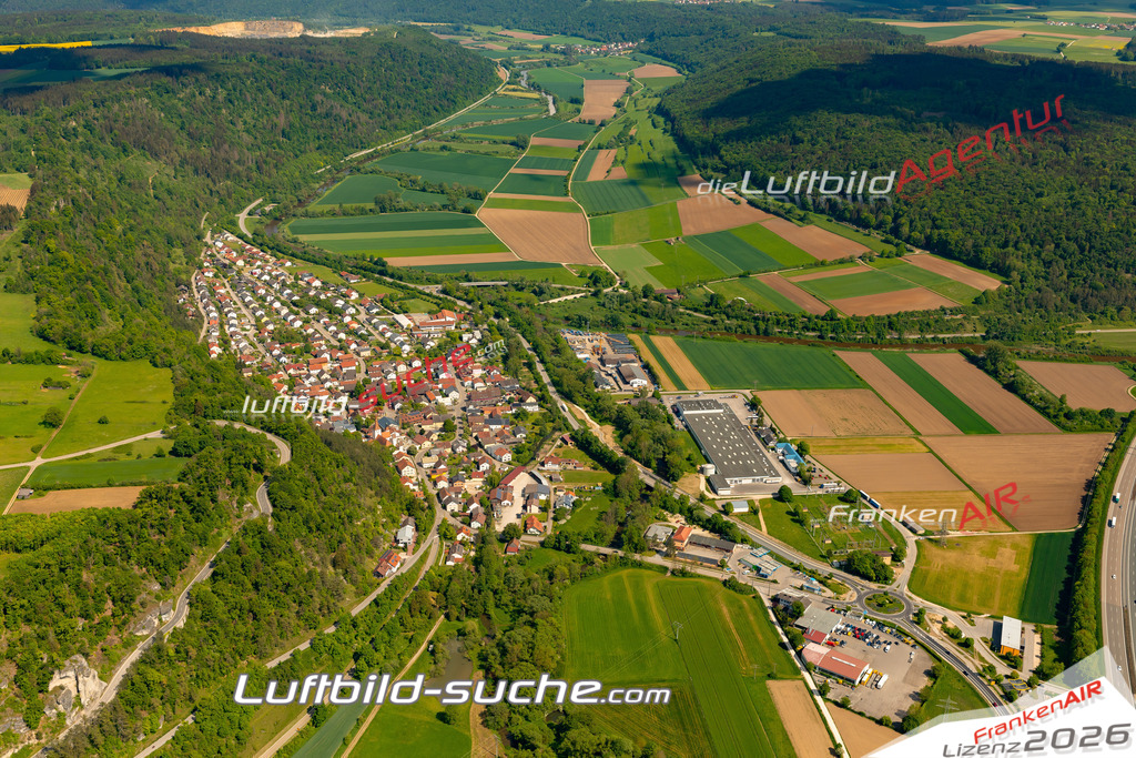 Das Luftbild zeigt :  Kinding - Die Luftaufnahme wurde 2024 vom UL-Flugzeug aus erstellt ( keine Drohne ) - Hochauflösende Luftaufnahme - Für grossformatige Ausdrucke geeignet. Die Geschenkidee !Mit Lizenz und Bildrechte bestellbar