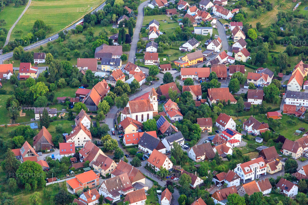 Luftbild: St. Georgs Kirche in der Dorfmitte im Ortsteil Erzingen in Balingen im Bundesland Baden-Württemberg in Deutschland. Foto: IMG_148668.jpg vom 25.06.2025 durch Werner Riehm/FLY-FOTO.de