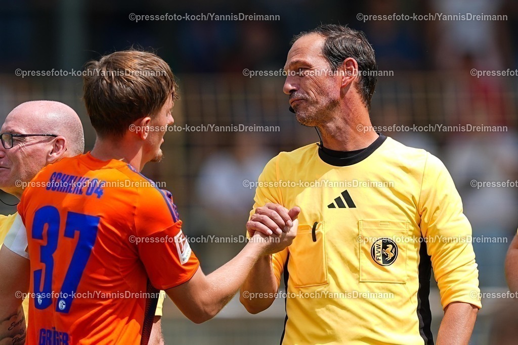 xYDR20072501055 | 20.07.2025, xydrx, Fußball, Rot Weiss Ahlen - FC Schalke 04, Testspiel, Wersestadion: Max Grueger (FC Schalke 04 #37)  Hendrik Rottkord (Schiedsrichter)