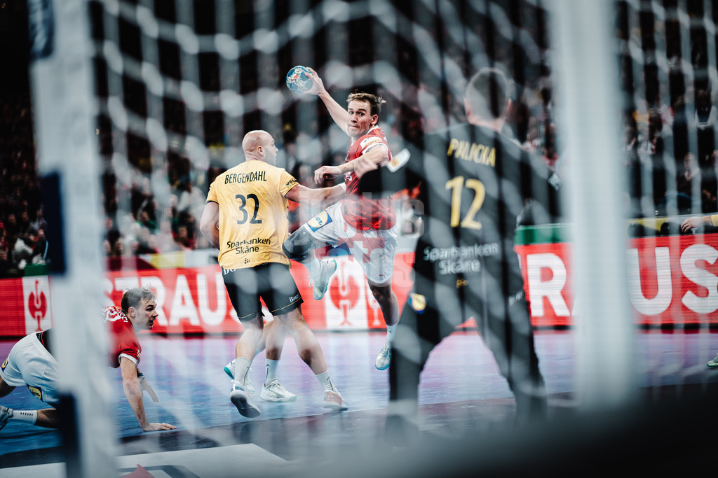 Handball | Herren | EHF EURO 2024 | European Championshop Men 2024 Final Tournament | Dänemark vs. Schweden | 19.01.2024 | Simon Bogetoft Pytlick (#43, Dänemark, DEN) beim Wurf aufs Tor