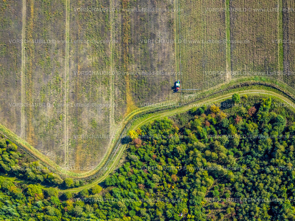 Schmallenberg220903642BadFredeburg | , Luftbild, Feldarbeit, Traktor auf Feld, landwirtschaftliche Arbeit, SprÃ¼hmittel, Wormbach, Schmallenberg, Sauerland, Nordrhein-Westfalen, Deutschland