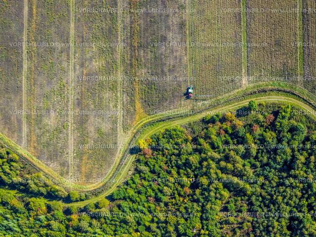 Schmallenberg220903642BadFredeburg | , Luftbild, Feldarbeit, Traktor auf Feld, landwirtschaftliche Arbeit, SprÃ¼hmittel, Wormbach, Schmallenberg, Sauerland, Nordrhein-Westfalen, Deutschland