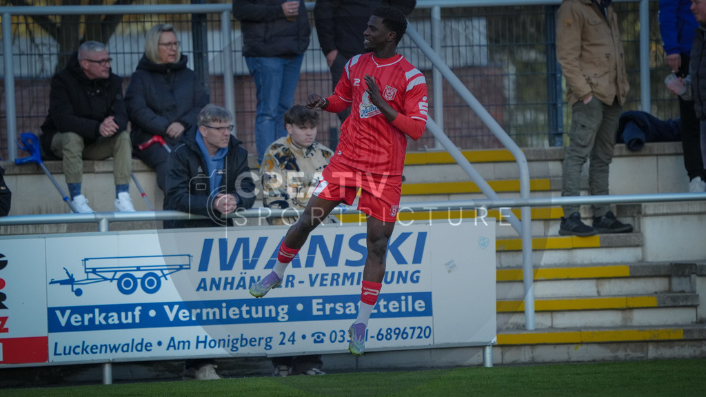 Fußball, Herren, Saison 2025/2026, Regionalliga Nordost, 22. Spieltag, FSV 63 Luckenwalde vs. Hallescher FC, Dienstag 07.04.2026, Werner-Seelenbinder-Stadion Luckenwalde, | Fußball, Herren, Saison 2025/2026, Regionalliga Nordost, 22. Spieltag, FSV 63 Luckenwalde vs. Hallescher FC, Dienstag 07.04.2026, Werner-Seelenbinder-Stadion Luckenwalde, Im Bild: Bocar Baro (m. HFC) jubelt über seinen Treffer zum 1:2. - Realisiert mit Pictrs.com