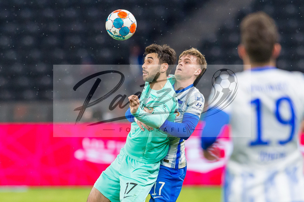 HERBOC20220204_258 | Fussball, Herren: Maximilian Mittelstaedt (Hertha BSC) und Gerrit Holtmann (VfL Bochum) im Zweikampf bei dem Spiel der 1. Bundesliga zwischen Hertha BSC und VfL Bochum im Olypiastadion am 04.02.2022 in Berlin, Deutschland.DFB / DFL REGULATIONS PROHIBIT ANY USE OF PHOTOGRAPHS AS IMAGE SEQUENCES AND/OR QUASI-VIDEO. - Realisiert mit Pictrs.com