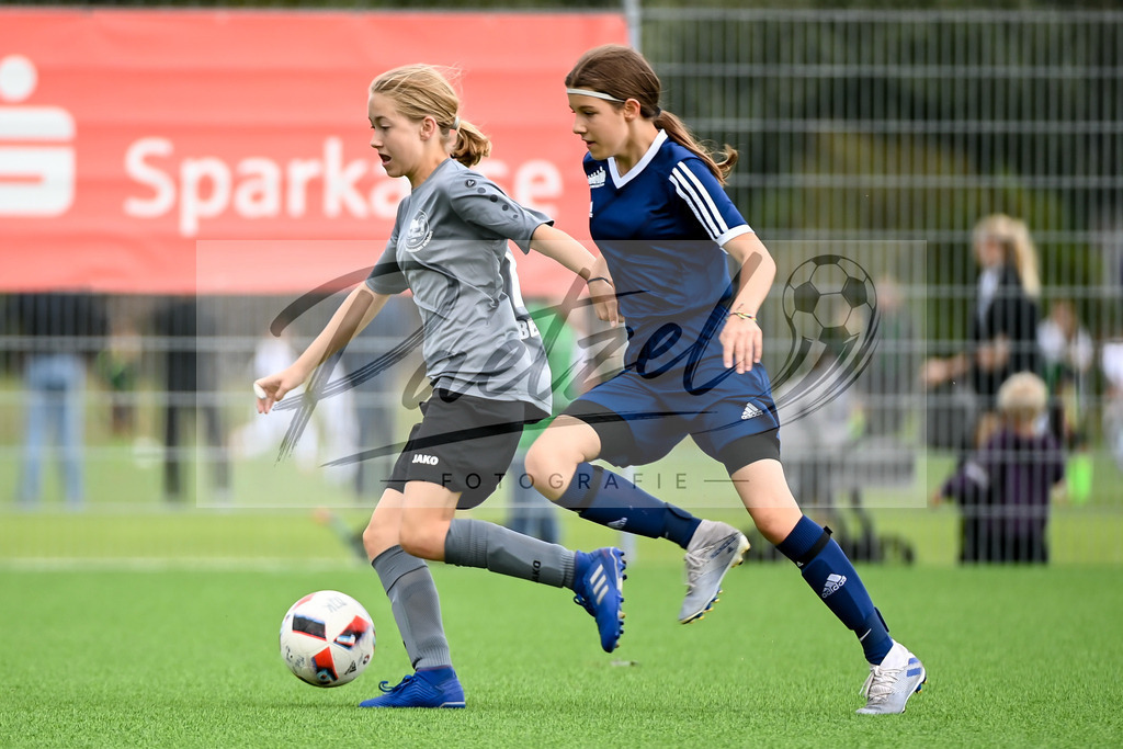 IBBGRE20200829_0019 | Fussball, C-Juniorinnen:   beim Testspiel zwischen DJK Arminia Ibbenbueren und TSG 07 Burg Gretesch im Sportzentrum Schierloh am 29.08.2020 in Ibbenbueren, Deutschland. - Realisiert mit Pictrs.com